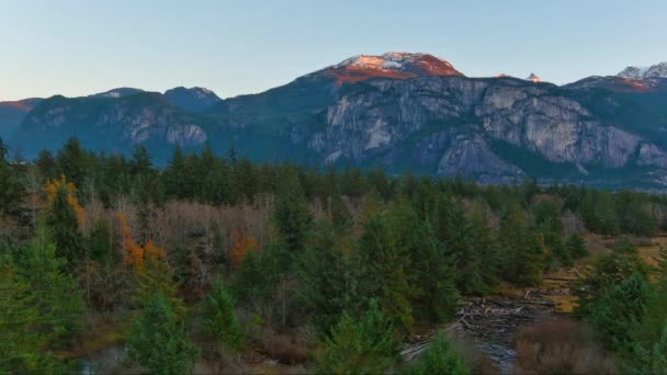 Pastizales Árboles Rodeados Montañas Naturaleza Canadiense Temporada Otoño Sunset Sky — Vídeo de stock
