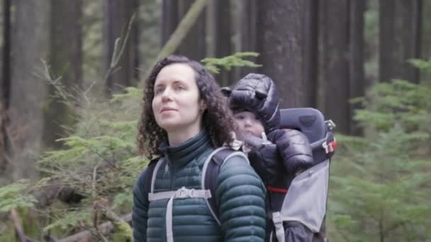 Moeder Wandelen Met Baby Boy Rugzak Drager Canadese Natuur Herfstseizoen — Stockvideo