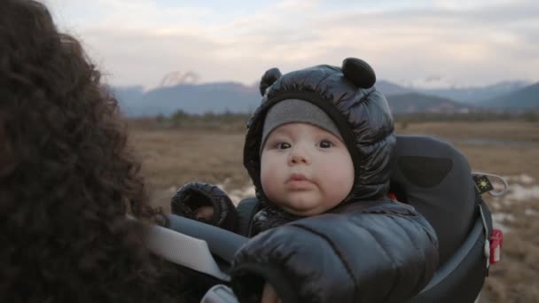 カナダの自然の中でハイキングキャリアで赤ちゃんと母親 秋のシーズン サンセット ブリティッシュ コロンビア カナダ スローモーション — ストック動画