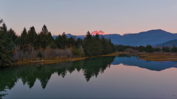 Kanada Doğasında Dağlar Ağaçlarla Çevrili Bir Göl Sonbahar Sezonu Günbatımı — Stok video