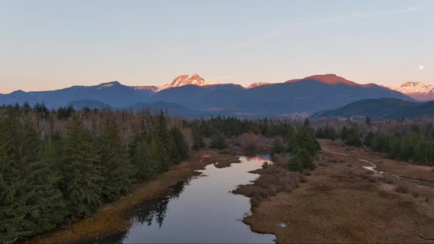 See Umgeben Von Bergen Und Bäumen Der Kanadischen Natur Herbstzeit — Stockvideo