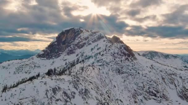 カナダの自然の中で雪が覆われた山の頂上 リモート ロケーション カナダ — ストック動画