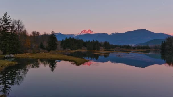 Озеро Оточене Горами Деревами Канадській Природі Осінній Сезон Небо Заходу — стокове відео