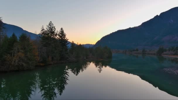 Meer Omgeven Door Bergen Bomen Canadese Natuur Herfstseizoen Sunset Sky — Stockvideo