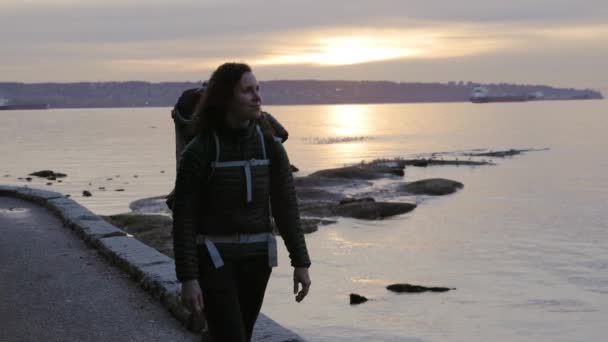 Matka Dítětem Nosítkách Seawall Stanley Parku Západ Slunce Podzimní Sezóna — Stock video