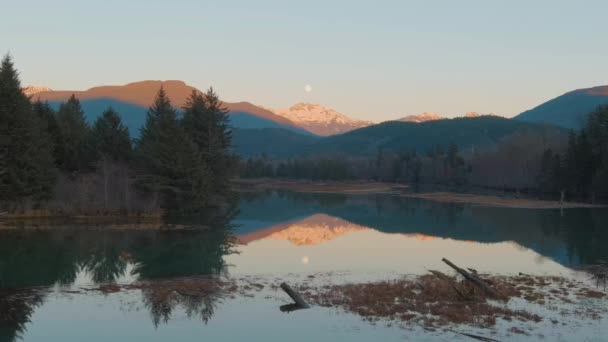 Λίμνη Που Περιβάλλεται Από Βουνά Και Δέντρα Στην Καναδική Φύση — Αρχείο Βίντεο