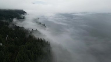 Howe Sound sabah boyunca Bulutlar ve Sis ile kaplıydı. Hava Panoraması. BC, Kanada.
