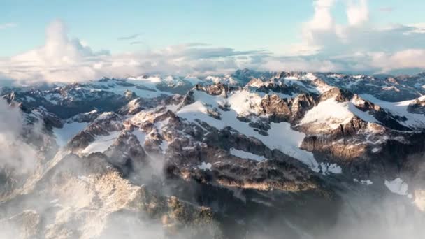 Ledovec Skalnaté Hory Pokryté Sněhem Mraky Kanadská Letecká Krajina Přírody — Stock video