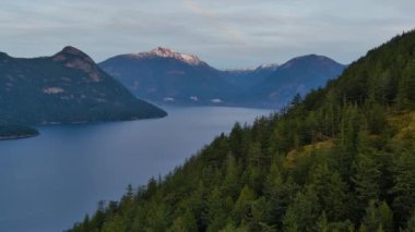 Howe Sound 'daki dağlar, ağaçlar ve adalar. Kış mevsimi, Bulutlu Sabah. Hava manzarası. BC, Kanada.
