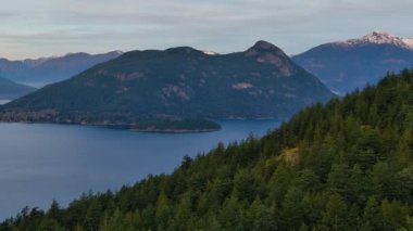 Howe Sound 'daki dağlar, ağaçlar ve adalar. Kış mevsimi, Bulutlu Sabah. Hava manzarası. BC, Kanada.