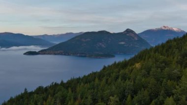 Howe Sound 'daki dağlar, ağaçlar ve adalar. Kış mevsimi, Bulutlu Sabah. Hava manzarası. BC, Kanada.