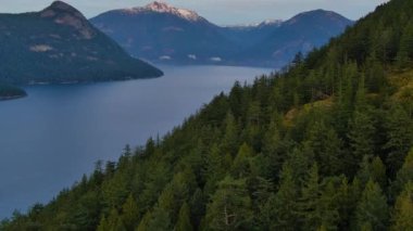 Howe Sound 'daki dağlar, ağaçlar ve adalar. Kış mevsimi, Bulutlu Sabah. Hava manzarası. BC, Kanada.
