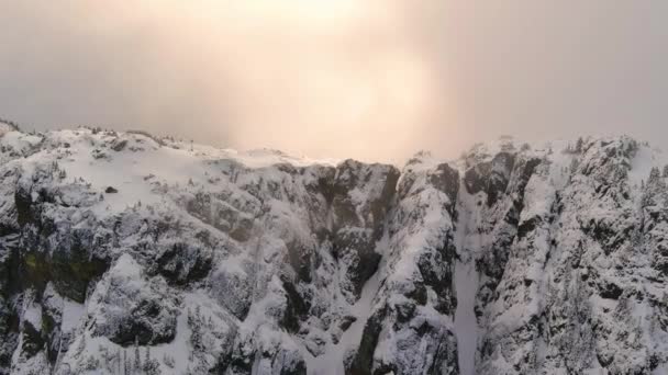 在多云的冬日 落基悬崖上覆盖着白雪 Canada 空中业务 — 图库视频影像