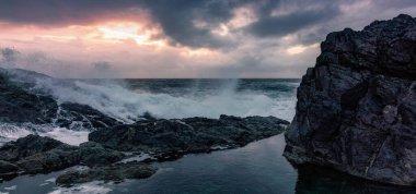 Tofino 'da Rocky Shore' da dalgalar. Pasifik Okyanusu 'nun batı kıyısı. Vancouver Adası, BC, Kanada.