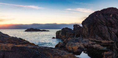 Tofino 'daki Rocky Shore. Pasifik Okyanusu 'nun batı kıyısı. Vancouver Adası, BC, Kanada. Günbatımı Gökyüzü