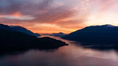Batı Sahili Pasifik Okyanusu 'ndaki Kanada Dağ Manzarası. Hava Arkaplanı. Howe Sound, BC, Kanada. Sinemagraf Devamlı Döngü Canlandırması.