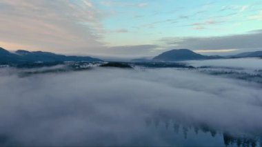Dağlar ve sisle kaplı yeşil ağaçlarla kaplı bir vadi. Kanada Peyzaj Doğası Hava Arkaplanı. Vancouver Adası, British Columbia, Kanada.