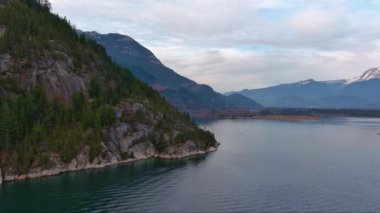 Kanada Dağ Peyzajı Doğa Havacılık Arkaplanı ile Howe Sound. Bulutlu Günbatımı. Squamish, BC, Kanada.