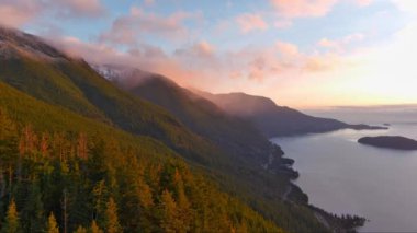 Batı Sahili Pasifik Okyanusu 'ndaki Kanada Dağ Manzarası. Hava Doğası Arkaplanı. Howe Sound, BC, Kanada.