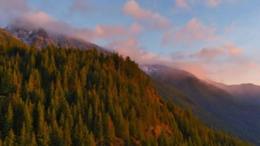 Batı Sahili Pasifik Okyanusu 'ndaki Kanada Dağ Manzarası. Hava Doğası Arkaplanı. Howe Sound, BC, Kanada.