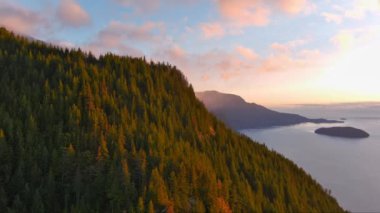 Batı Sahili Pasifik Okyanusu 'ndaki Kanada Dağ Manzarası. Hava Doğası Arkaplanı. Howe Sound, BC, Kanada.
