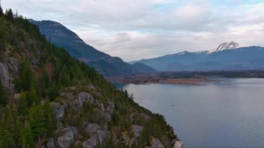 Kanada Dağ Peyzajı Doğa Havacılık Arkaplanı ile Howe Sound. Bulutlu Günbatımı. Squamish, BC, Kanada.