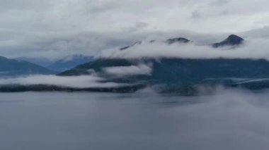 Howe Sound ve Bulutlu Dağlar Kış Sabahında. Kanada Vahşi Doğası Hava Arkaplanı. Vancouver, British Columbia, Kanada.