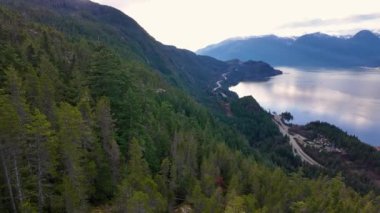 Manzaralı Dağ ve Ağaçlar. Kanada vahşi doğa manzarası arka planı. Squamish, British Columbia, Kanada. Howe Sesi.