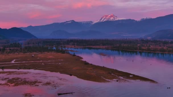 Feuchtgebiete Und Leuchtend Rosa Sonnenuntergang Berge Bäume Der Kanadischen Natur — Stockvideo