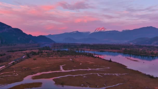 Υγρότοποι Και Ζωντανό Ροζ Ηλιοβασίλεμα Βουνά Δέντρα Στην Ύπαιθρο Του — Αρχείο Βίντεο