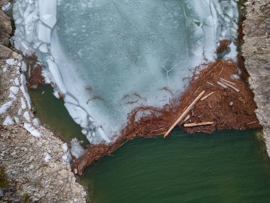 Kayalık sahildeki gölde buz. Hava görüntüsü. İngiliz Kolombiyası manzarası. Kanada mı? Doğa Arkaplanı.