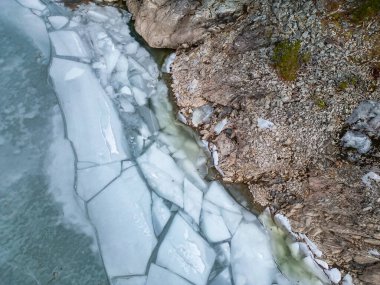 Kayalık sahildeki gölde buz. Hava görüntüsü. İngiliz Kolombiyası manzarası. Kanada mı? Doğa Arkaplanı.
