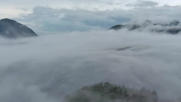 Foggy Howe Sound Winter Morning Dikelilingi Oleh Pegunungan Berawan Latar — Stok Video