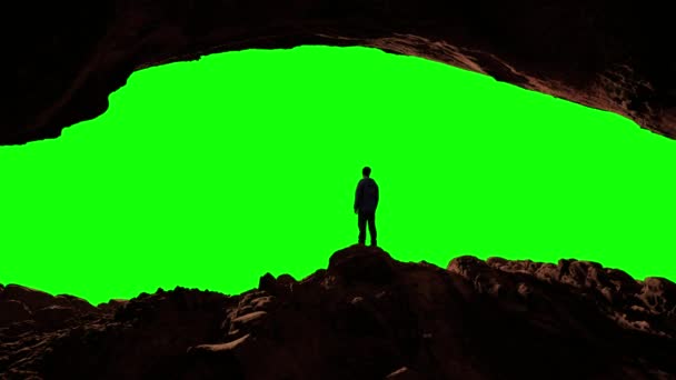 Adventure Man Πεζοπόρος Στέκεται Στο Rocky Cave Στην Κορυφή Του — Αρχείο Βίντεο