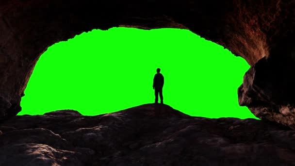 冒险家远足者站在落基峰顶上的山洞里 具有绿色屏幕背景的复合剪贴画 — 图库视频影像