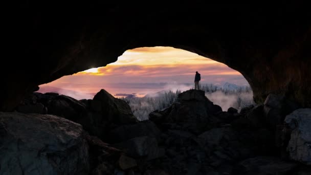 Uomo Avventuroso Escursionista Grotta Montagna Innevata Alberi Vista Sull Oceano — Video Stock