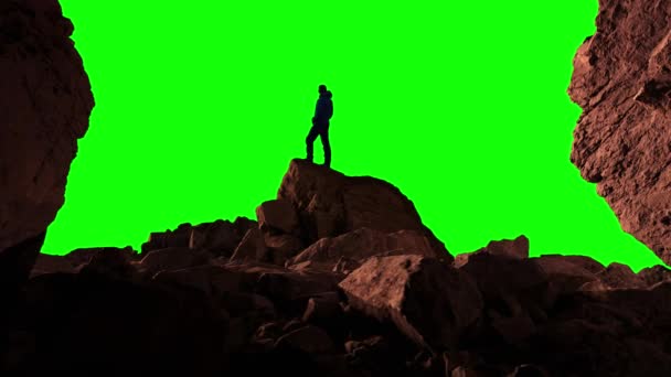 マウンテンピークの上に立っているアドベンチャーマン ハイカー グリーン スクリーンの背景が付いている複合カット サンライズ サンセット — ストック動画