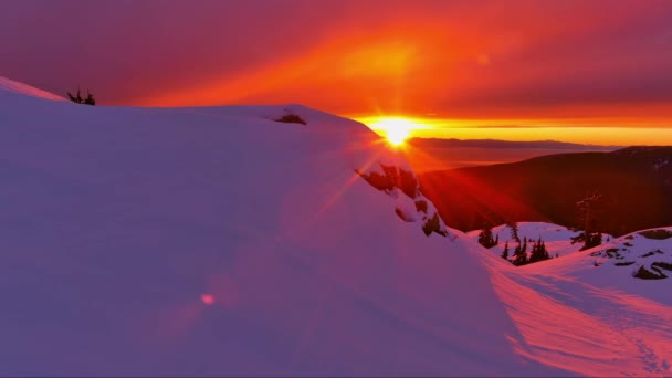 落基峰 闪耀的红空 海洋与地平线景观 航拍电影 加拿大不列颠哥伦比亚省 — 图库视频影像