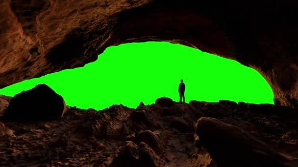 Adventure Man Caminhante Caverna Topo Rocky Mountain Peak Recorte Composto — Vídeo de Stock