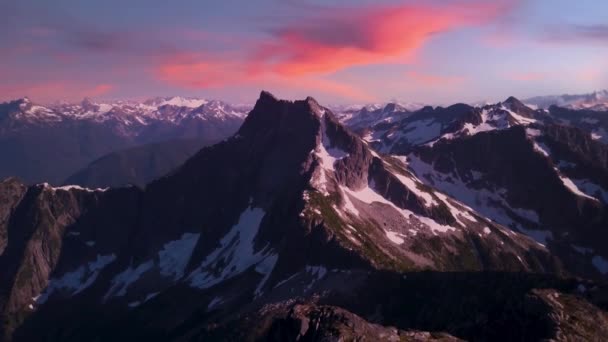 Dramatyczny Rocky Peak Górski Krajobraz Snow Kolorowe Niebo Zachód Słońca — Wideo stockowe