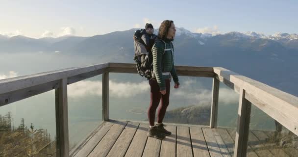 Moeder Wandelen Met Baby Boy Rugzak Drager Uitkijkpost Boven Squamish — Stockvideo