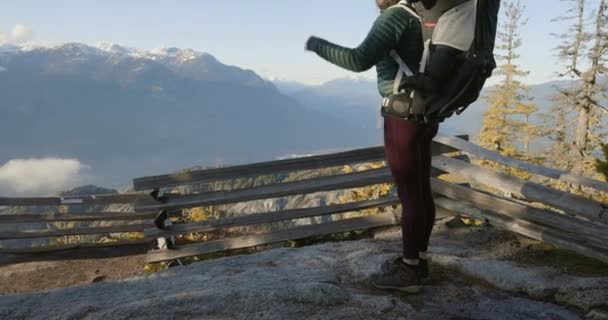 妈妈和男婴一起在背包里远足 请看Squamish Viewpoint 冬季季节 不列颠哥伦比亚省加拿大 — 图库视频影像