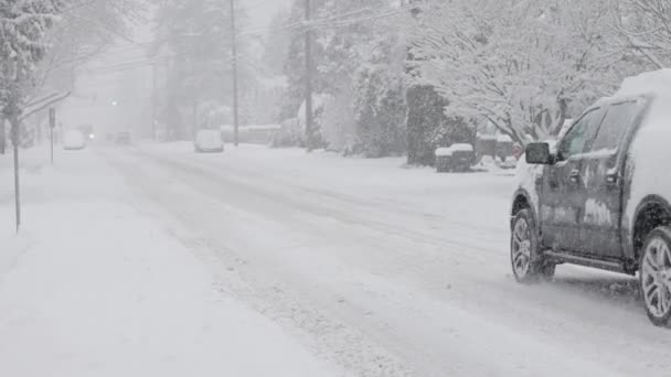 バーナビー バンクーバー カナダ 2024 重い雪の嵐で雪に覆われた道路で運転トラック — ストック動画
