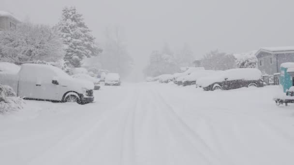 Schneebedeckte Autos Straßen Und Häuser Vorstadtviertel Kalter Tag Schnee Winterzeit — Stockvideo
