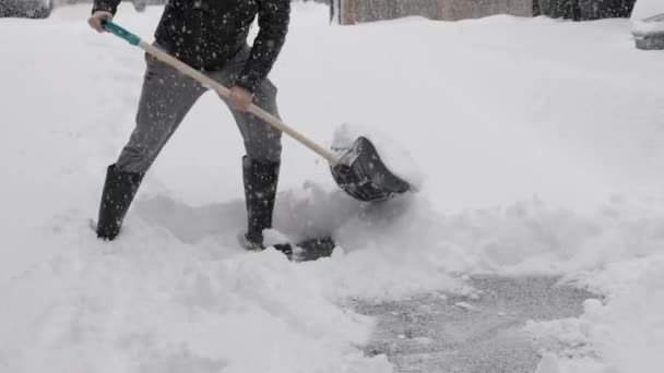 Man Shoveling Snow Driveway Após Snow Storm Trabalhar Duro Boots — Vídeo de Stock