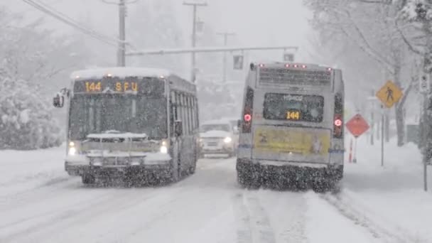 バンクーバーのバーナビー カナダ 2024年1月17日 大雪の嵐で雪に覆われた道路を運転する公共交通バス — ストック動画