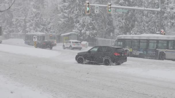 バーナビー バンクーバー カナダ 2024 重雪の嵐で雪に覆われた道路上の公共交通機関バススタック — ストック動画