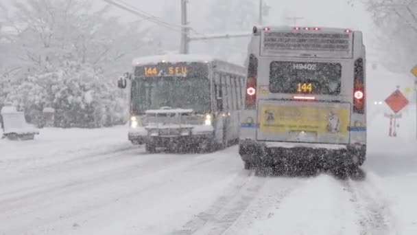 Burnaby Vancouver Canada Januari 2024 Openbare Transitbussen Rijden Besneeuwde Weg — Stockvideo