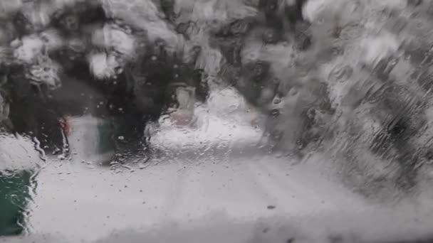 Čelní Sklo Špatná Viditelnost Snowy Road Nebezpečné Podmínky Jede Suburban — Stock video