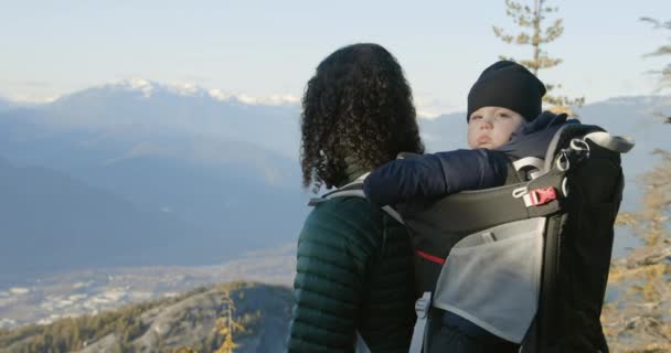 バックパックキャリアのベビーボーイと一緒にハイキング スカミッシュを眺めろ ビューポイント 冬のシーズン サンセット ブリティッシュコロンビア カナダ — ストック動画